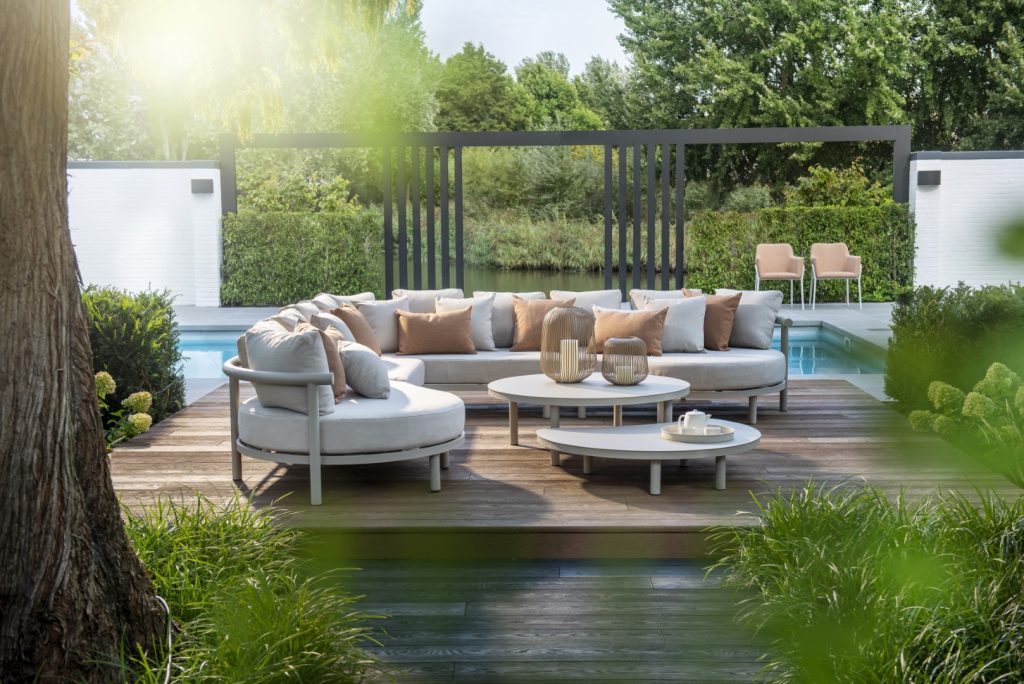 2023-YOI-aluminium-salix-Hoshi-cushion-wheat-kidney-coffee-table-oval-kidney-1-dining-chair-Take-aluminium-Salix-AW-terracotta-1024×684